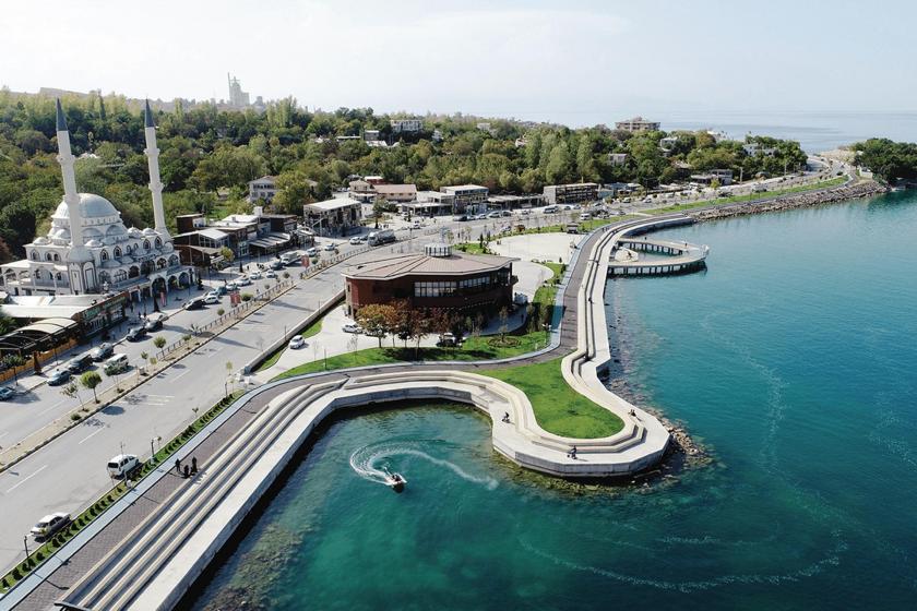 Van Turkey Tour - Scenic Views of Van City